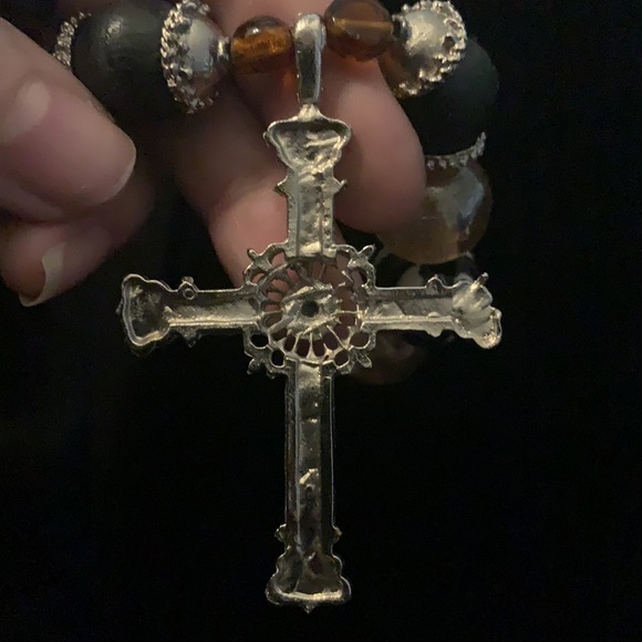 - VNTG LARGE Wood/Glass beads and Large Cross Necklace - Picture 5 of 6